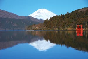 芦ノ湖に映った逆さ富士が見られるかも＝箱根町提供