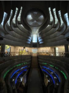 ２階の展示室では湿原の動植物を映像やパネルで紹介する。建物内部は「天・人・海」の３層を表現するとされ、展示室は「人」にあたる