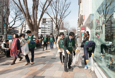 午前中のまだ人通りが少ない表参道。休み明けは特にゴミが多い