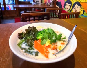 「ビアホイチョップ中野店」の温野菜と豆乳スープのフォー