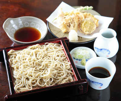 「江戸蕎麦（そば）手打處（どころ）　あさだ」の季節の野菜天せいろ