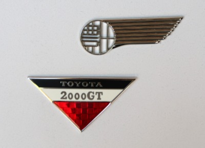トヨタ2000GT（下）とトヨダAA型乗用車のプレミアムマグネット