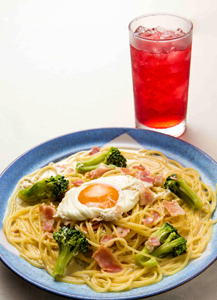 「ル　カフェ　ドゥブルベ」の卵とベーコンとブロッコリーの和風クリームソース