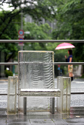 雨に消える椅子　吉岡徳仁作（東京都港区）