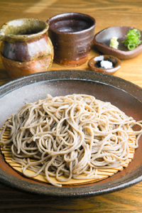 「蕎（そば）や　月心（つきごころ）」の玄挽（げんびき）田舎蕎麦（そば）