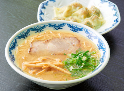 「博多麺房赤のれん　西麻布本店」のらぁめん
