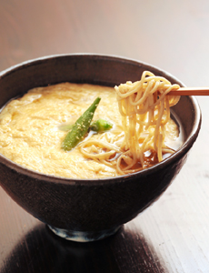 「お蕎麦（そば）のしらかめ」の温かいお蕎麦　玉子とじ