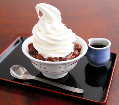 「甘味　おかめ」の蔵王あんみつ