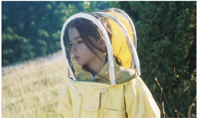 (C) 2023 GARIZA FILMS INICIA FILMS SIRIMIRI FILMS ESPECIES DE ABEJAS AIE