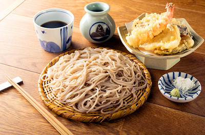 「蕎麦（そば）屋　山都」の天せいろ