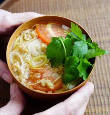 「よし井」の古式手延三輪素麺。写真は調理例。