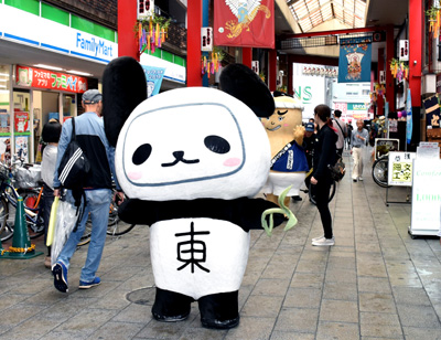 ひさご通り商店街のサマーフェスティバルに登場したパンダバージョンの台東くん。商店街キャラクターのひさごろうと一緒にイベントを盛り上げた＝２０１９年７月１４日　東京都台東区浅草２丁目、小松麻美撮影