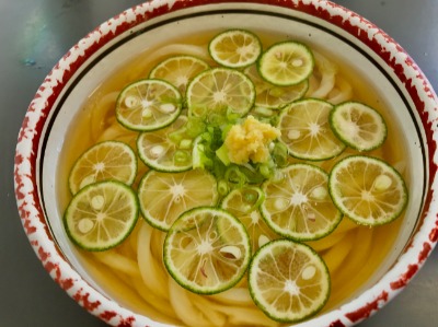 「日の出製麺所」のすだちうどん