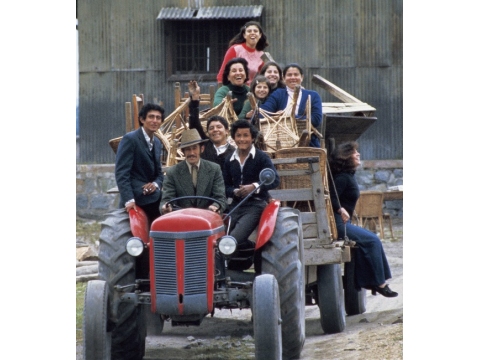 《家族全員でトラクターに乗って、チリ、サンチャゴ郊外》 1976年　田沼武能写真事務所蔵