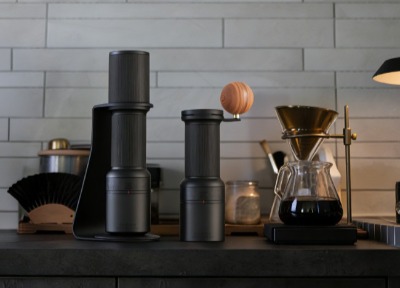 手動と電動どちらにも対応するコーヒーグラインダー