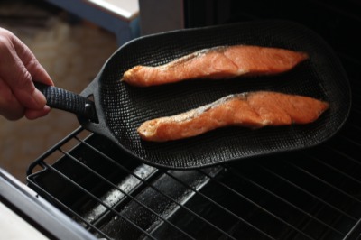 簡単に魚がおいしく焼ける南部鉄器のグリルプレート